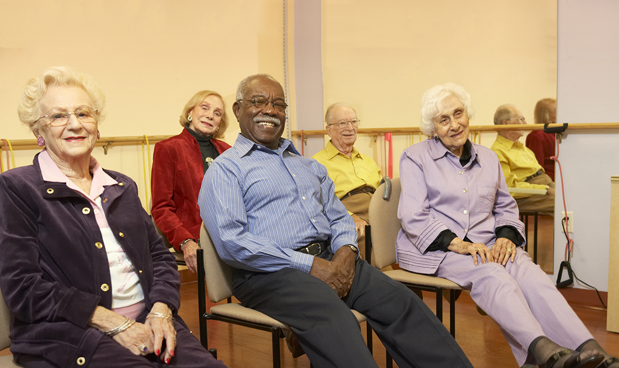 personnes agees yoga sur chaise