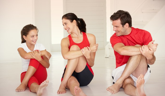 Parents avec enfant etirements